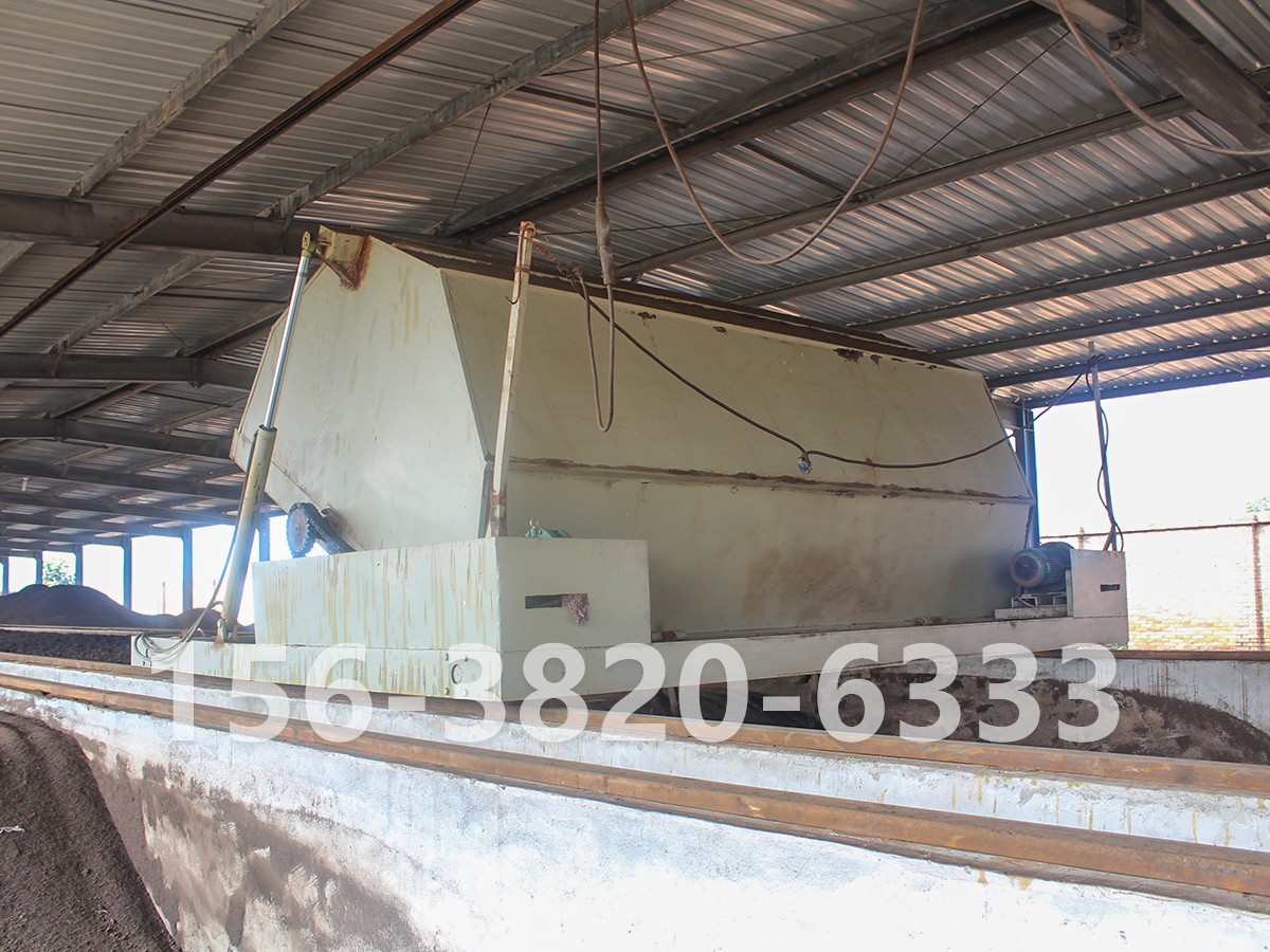 有機肥發(fā)酵翻拋造?，F(xiàn)場